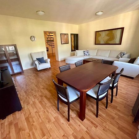 Huge Two Floor Apartment On The Park Colonnade With Free Parking For One Car, 160 Sqm 卡罗维发利 外观 照片