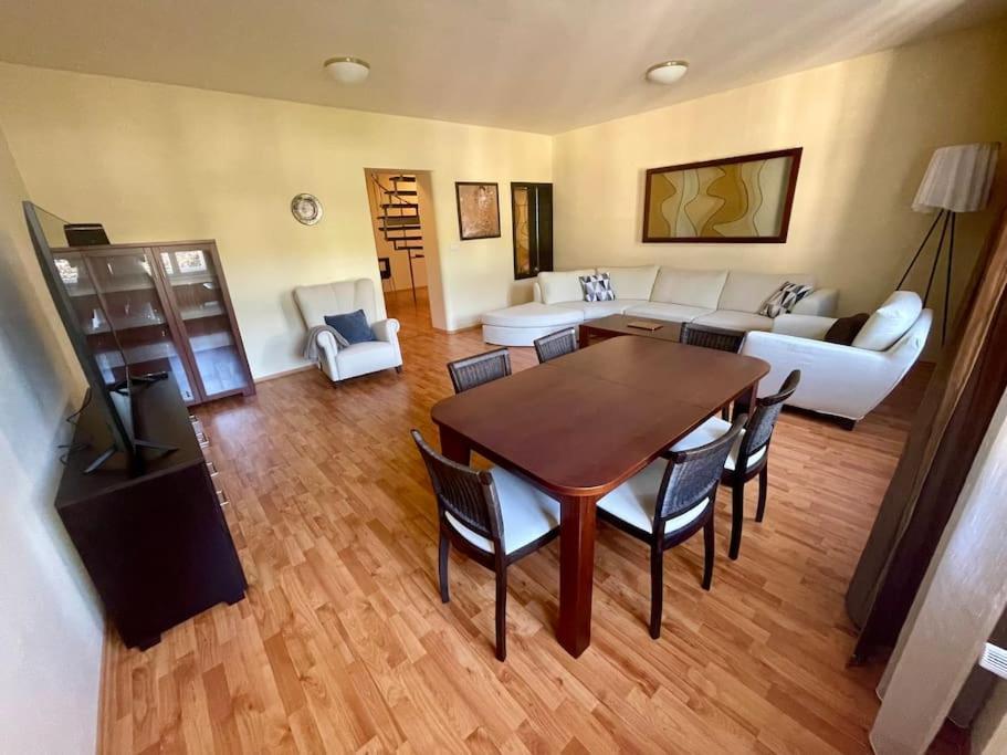 Huge Two Floor Apartment On The Park Colonnade With Free Parking For One Car, 160 Sqm 卡罗维发利 外观 照片
