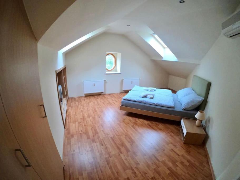 Huge Two Floor Apartment On The Park Colonnade With Free Parking For One Car, 160 Sqm 卡罗维发利 外观 照片