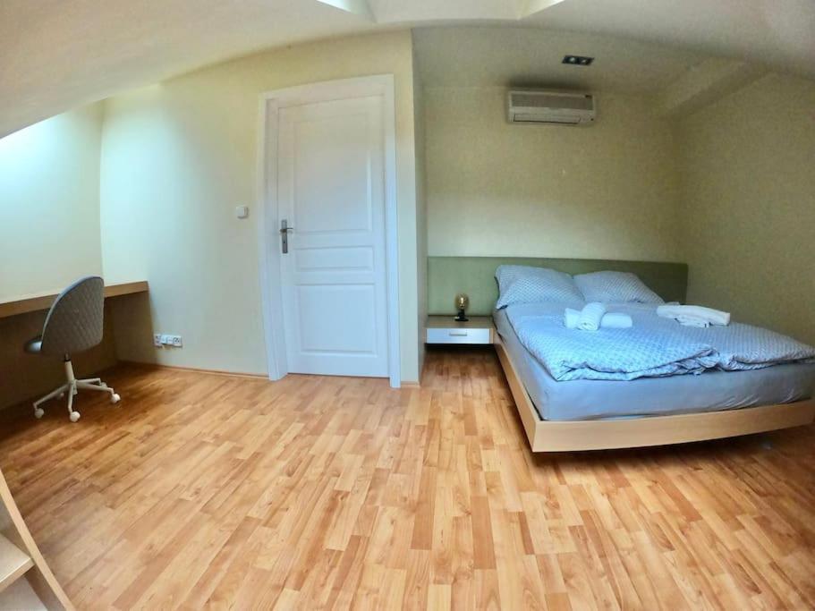 Huge Two Floor Apartment On The Park Colonnade With Free Parking For One Car, 160 Sqm 卡罗维发利 外观 照片